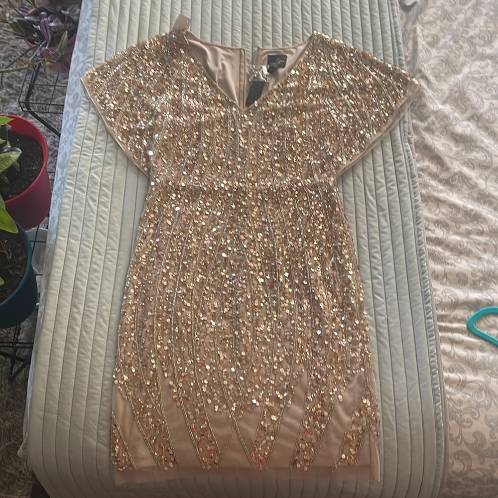 Dress says size 6 but I’m about a size 10. I’m 5’7 and it fits me great.